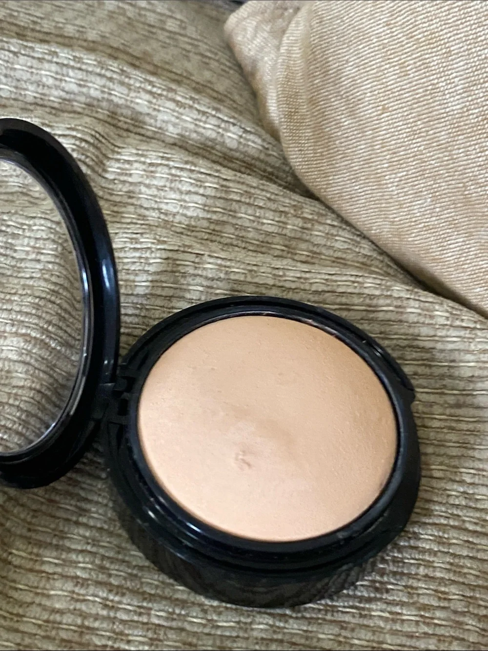 Laura Geller light beige